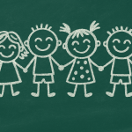 Kinder als Kreidezechnung